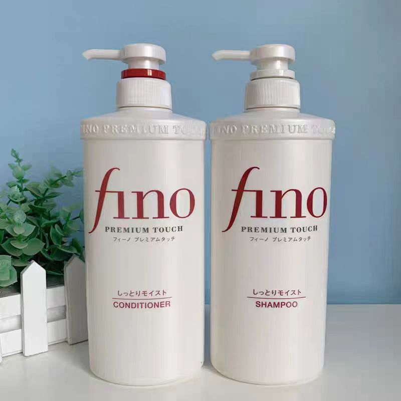 Shampoo makes hair smooth and reduces frizz.